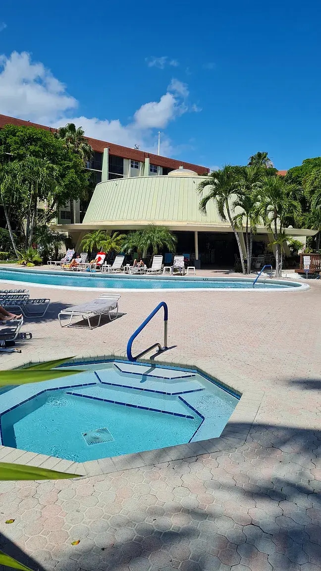 Building Photo - 5321 NE 24th Ter Unit 205