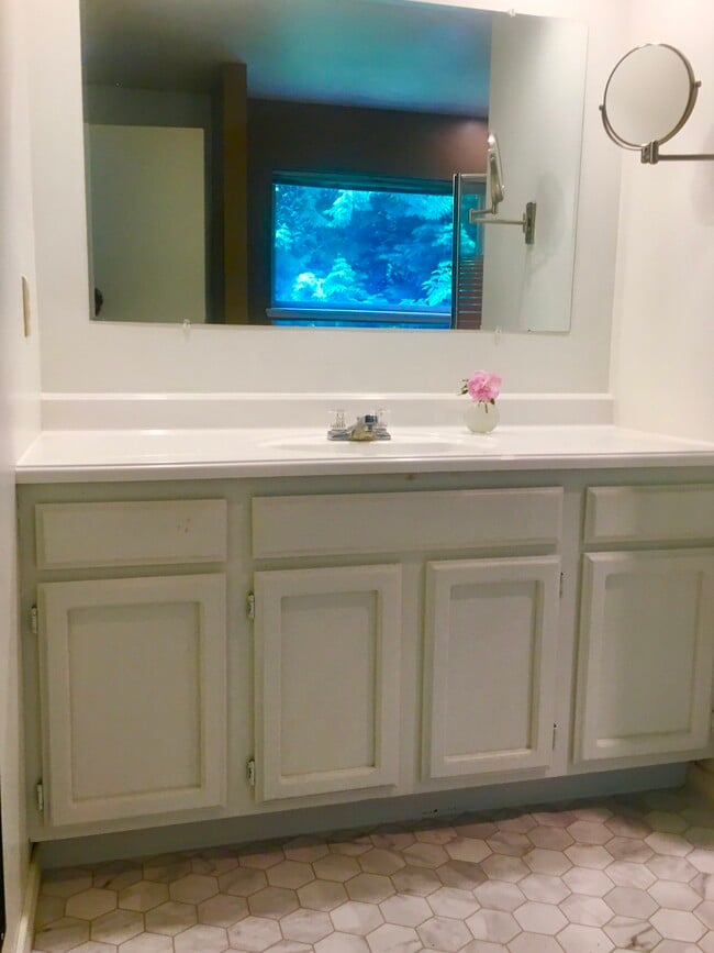 En Suite Master Bath with Shower and Garden Tub - 840 Cherry Ave NE