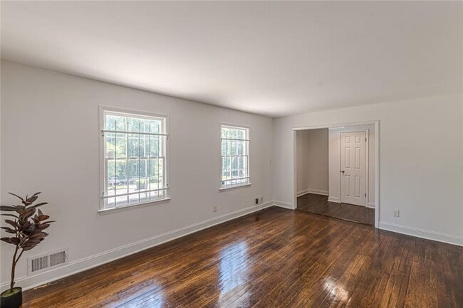 Photo - 2851 Lloyd Rd