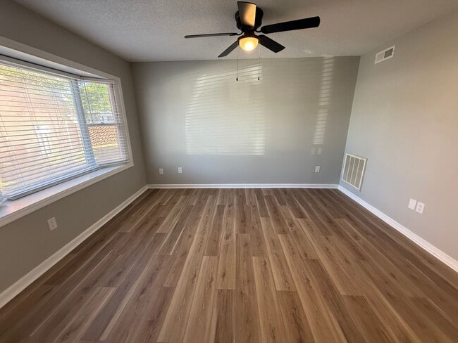 Photo - 940 Glenn St