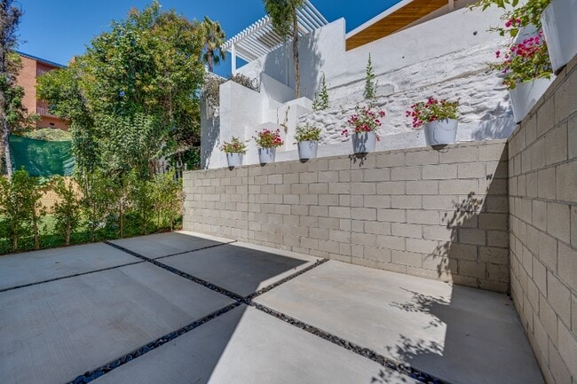 Photo - 2611 Hyperion Ave