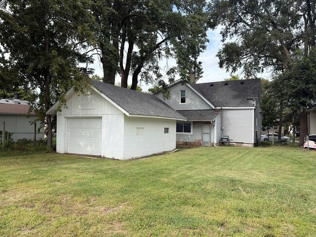 706 W Walnut St