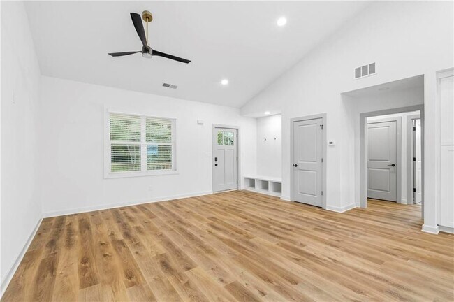 Photo - 128 Hilltop Dr SW