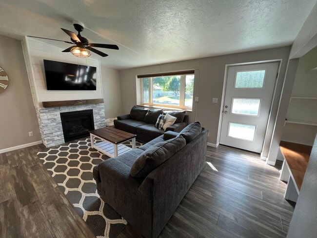 Photo - Beautiful 4 bed 3 bath home!