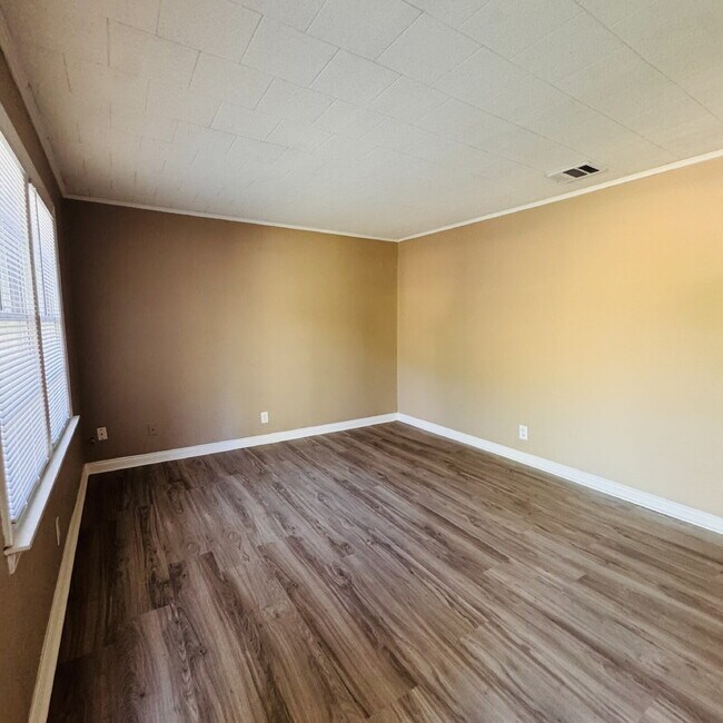Spacious 3-Bed Retreat with Scenic Backyard located in Nederland, TX!
