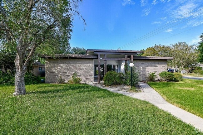 Building Photo - 5502 Dumfries Dr Rental