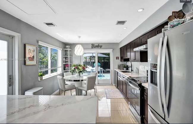 Building Photo - 1001 NE 17th Ct