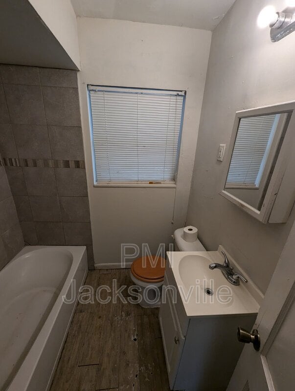 Photo - 1056 Detroit Cir W