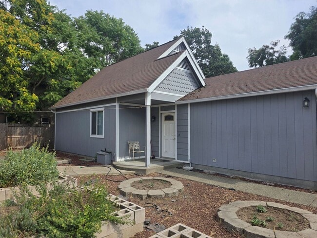 Photo - 3 bed 2 bath Home for Rent in Grants Pass