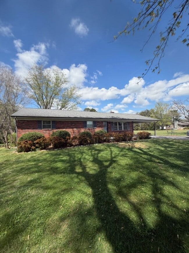 Photo - Maryville 37801 - Newly Remodeled 2 bedroom 2 full bath rancher with carport - Contact Debra John...
