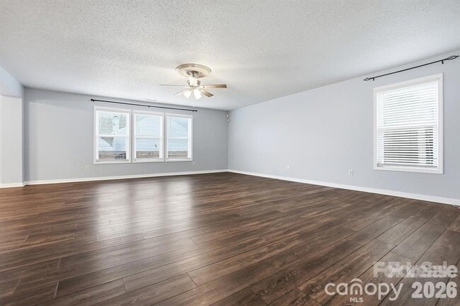 Photo - 910 Torsion Lane