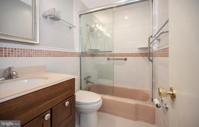 Building Photo - 6507 Byron Ave