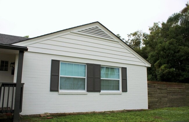 Photo - Spacious 4 Bedrooms and 2.5 bath FULLY REN...