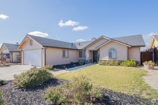 Building Photo - Beautiful home in Soledad!