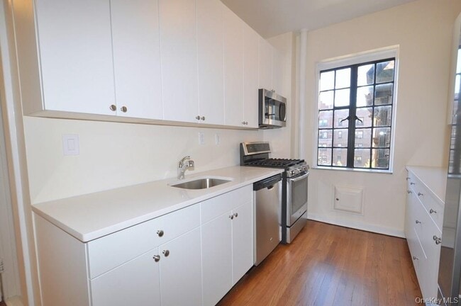 155 Garth Rd Unit 4D