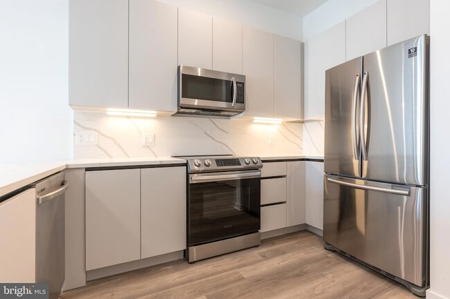 Building Photo - 3120 W Jefferson St Unit 402