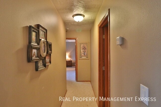 Photo - Large 4 bedroom 3 bathroom house with a fenced in yard