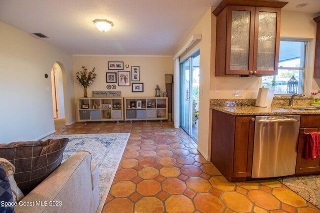 Photo - 210 Maple Dr