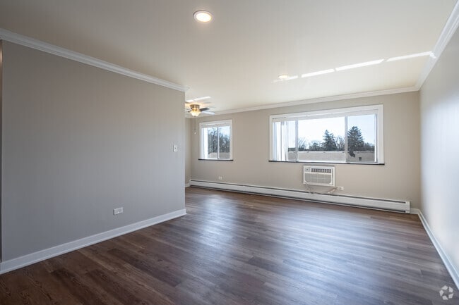 1BR, 1BA - 700SF - Living Room - 5118 Fairview