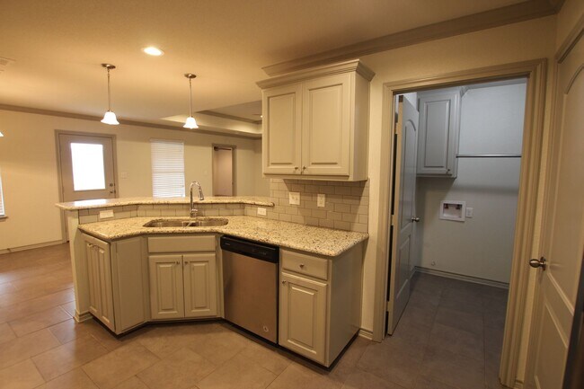 Photo - Beautiful 3 Bedroom 2 Bathroom Townhouse i... Unit 6324