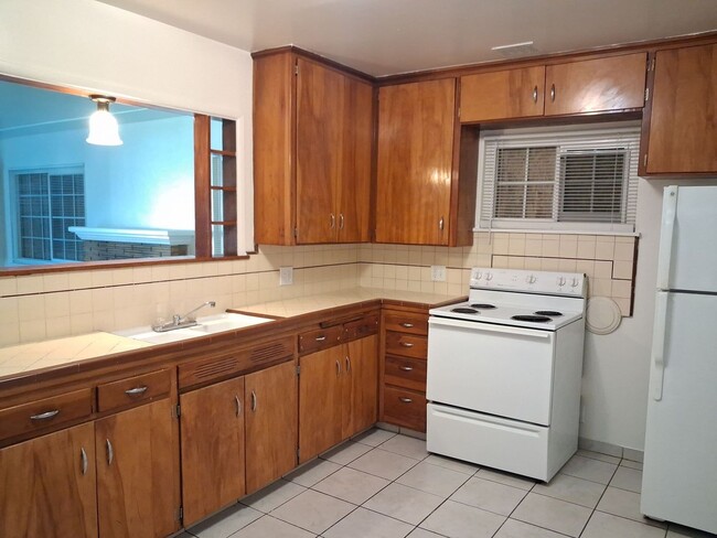Building Photo - 3336-3342 E Clinton Ave Unit 3336