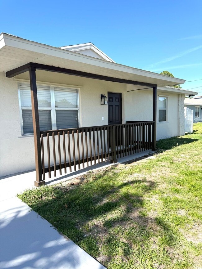 Photo - 699 NW Riverside Dr