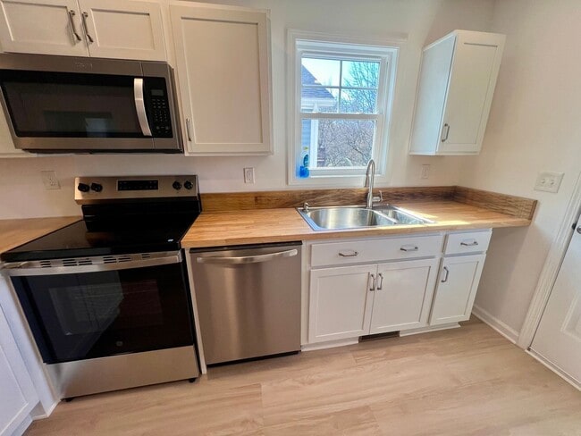 Photo - Charming 2-Bedroom Home with Modern Updates – Convenient Roanoke Location