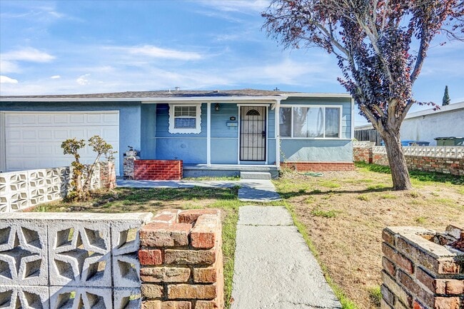 Building Photo - Beautifully Renovated 4 Bedroom Home with 3 Full Bathrooms!