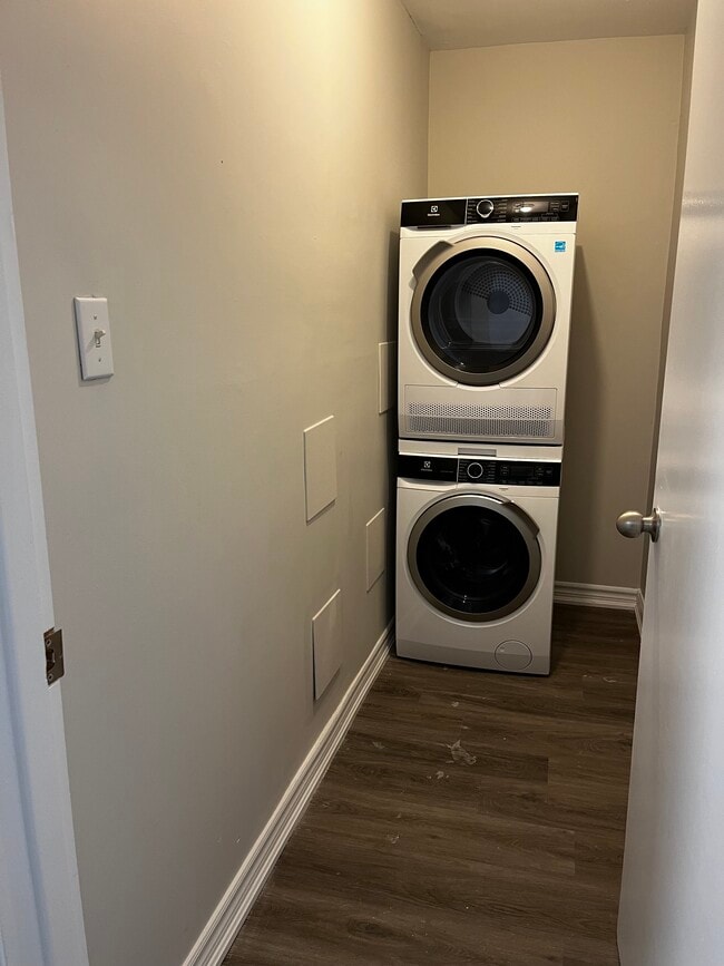 Photo - SPACIOUS TWO BEDROOM APARTMENT AVAILABLE I... Unit 2