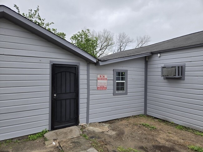 Building Photo - 5906 Hillsboro St Rental