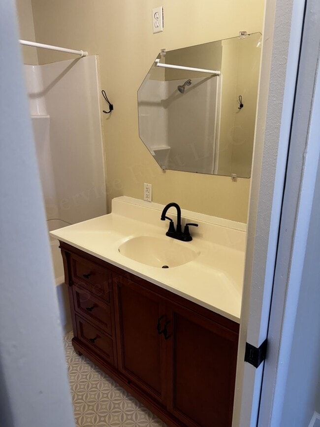 Photo - Clark St - Duplex for rent Unit 709