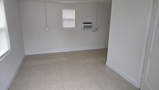 Photo - 632 W 2nd St