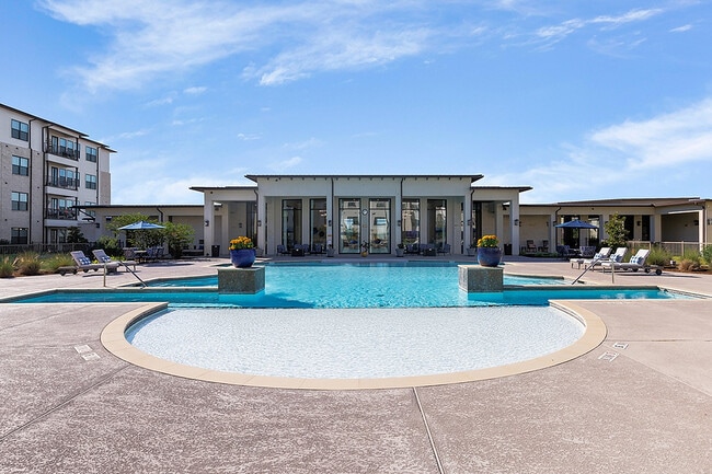 Outdoor Pool - Ivy Point Cypress