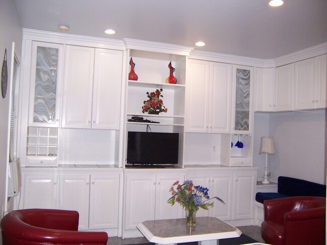 Photo - 60 London St Unit Two Bedroom furnished Apt