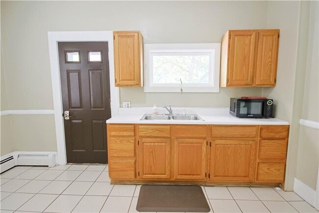 Building Photo - Great spot! 3br/1ba on Park Ave