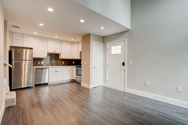 Stylish 2BD/2BA Two-Level Home with Firepl... - Stylish 2BD/2BA Two-Level Home with Firepl...