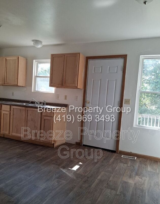 Photo - 201 W Chalmers Ave