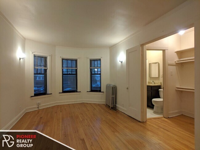 Photo - 4910 N Hoyne Ave Apartments