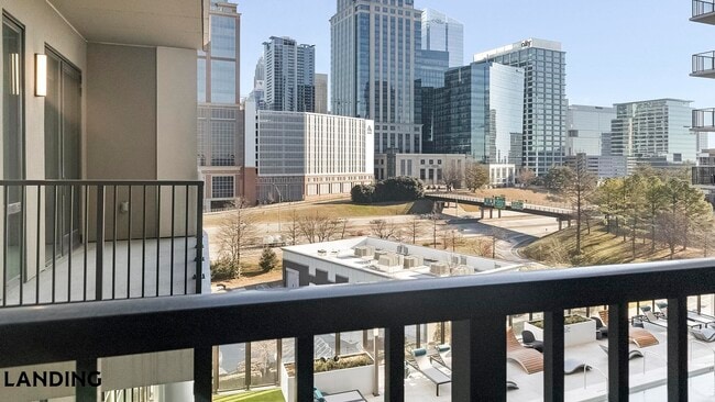 Photo - 1007 S Mint St Unidad 813