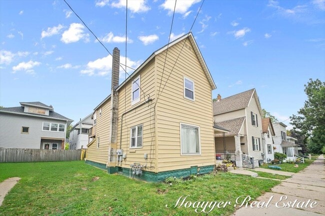 Photo - 921 4th St NW