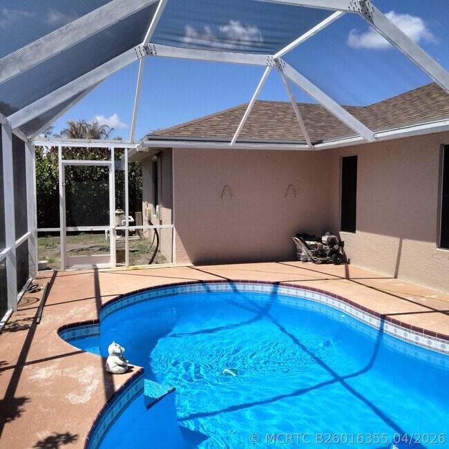 312 SW Buzby Ct