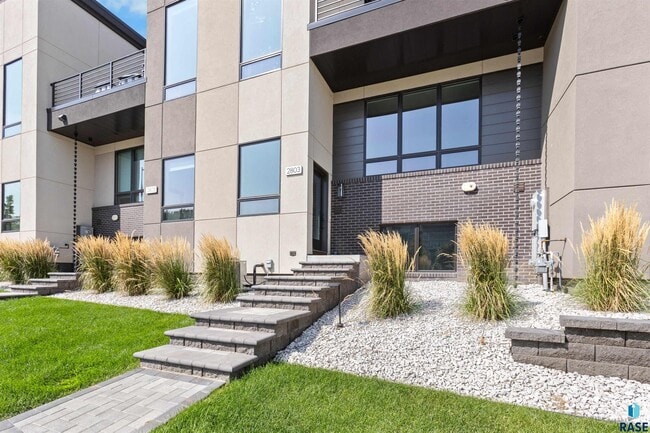 Building Photo - 2803 S Terry Ave