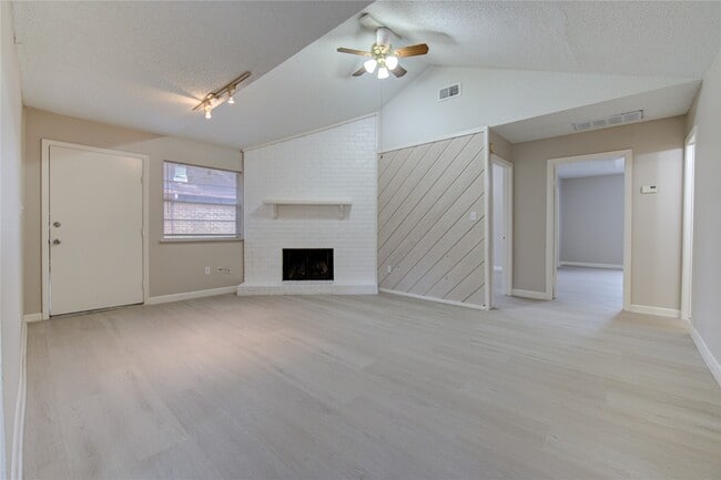 Photo - 212 Quaker Dr