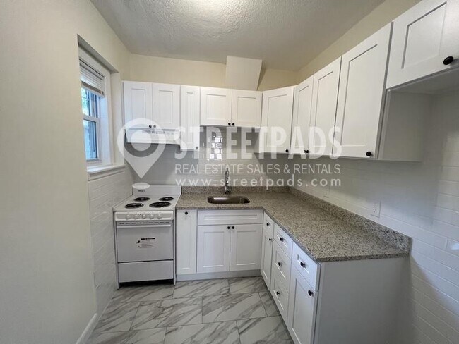 Building Photo - bedroom in Boston MA 02135 Rental