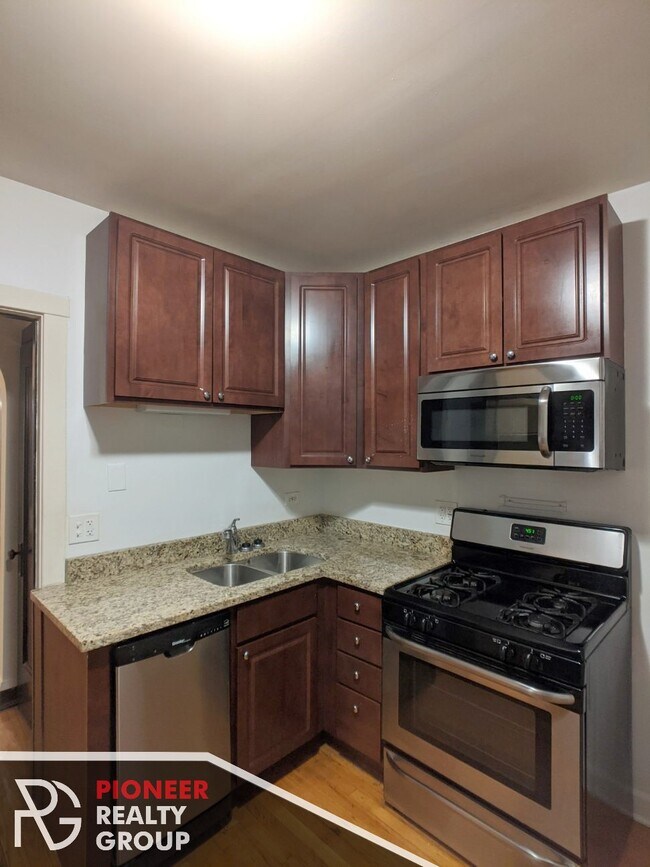 Photo - 2122 W Ainslie St