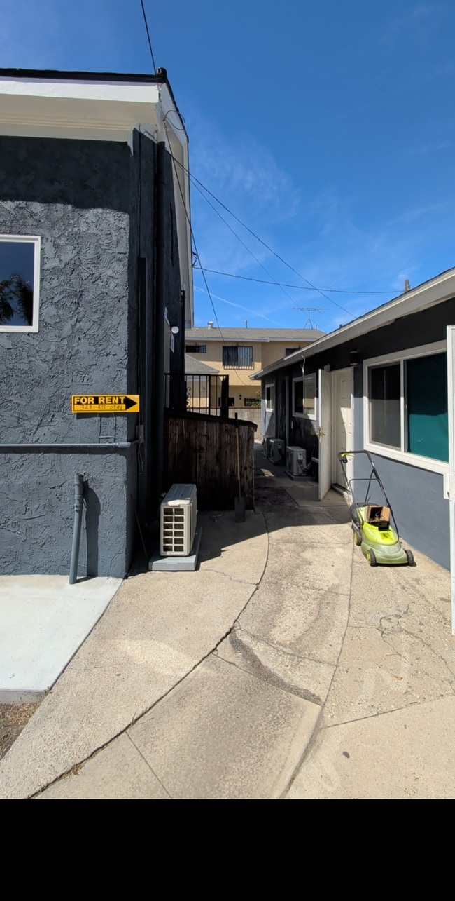 Building Photo - 2931 Manitou Ave Unit 2931 1/2 Manitou