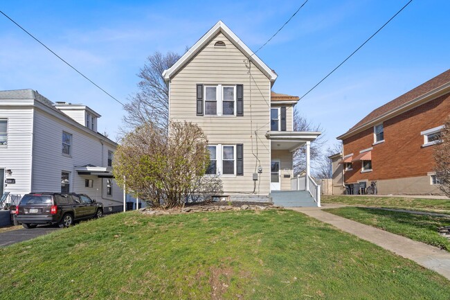 Building Photo - CHEVIOT: Adorable 2+ bed 1.5 bath 2 story w 2 car garage