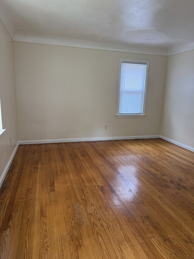 6142 Marseilles St