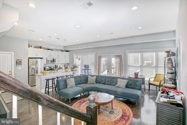 Building Photo - 1220 19th St NE Unit 1B