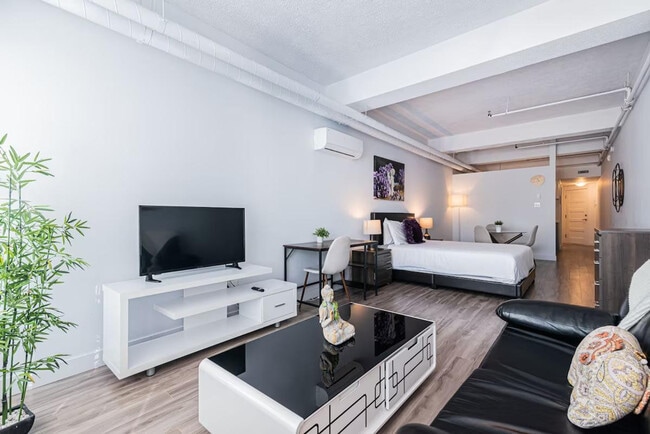 Building Photo - 6547 Rue de Saint-Vallier Unit ID1261760P